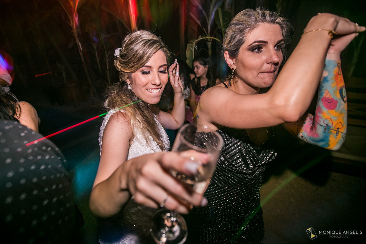 Noiva dançando com sua convidada na pista de dança na festa do casamento no Restaurante Marupiara em Sousas SP 