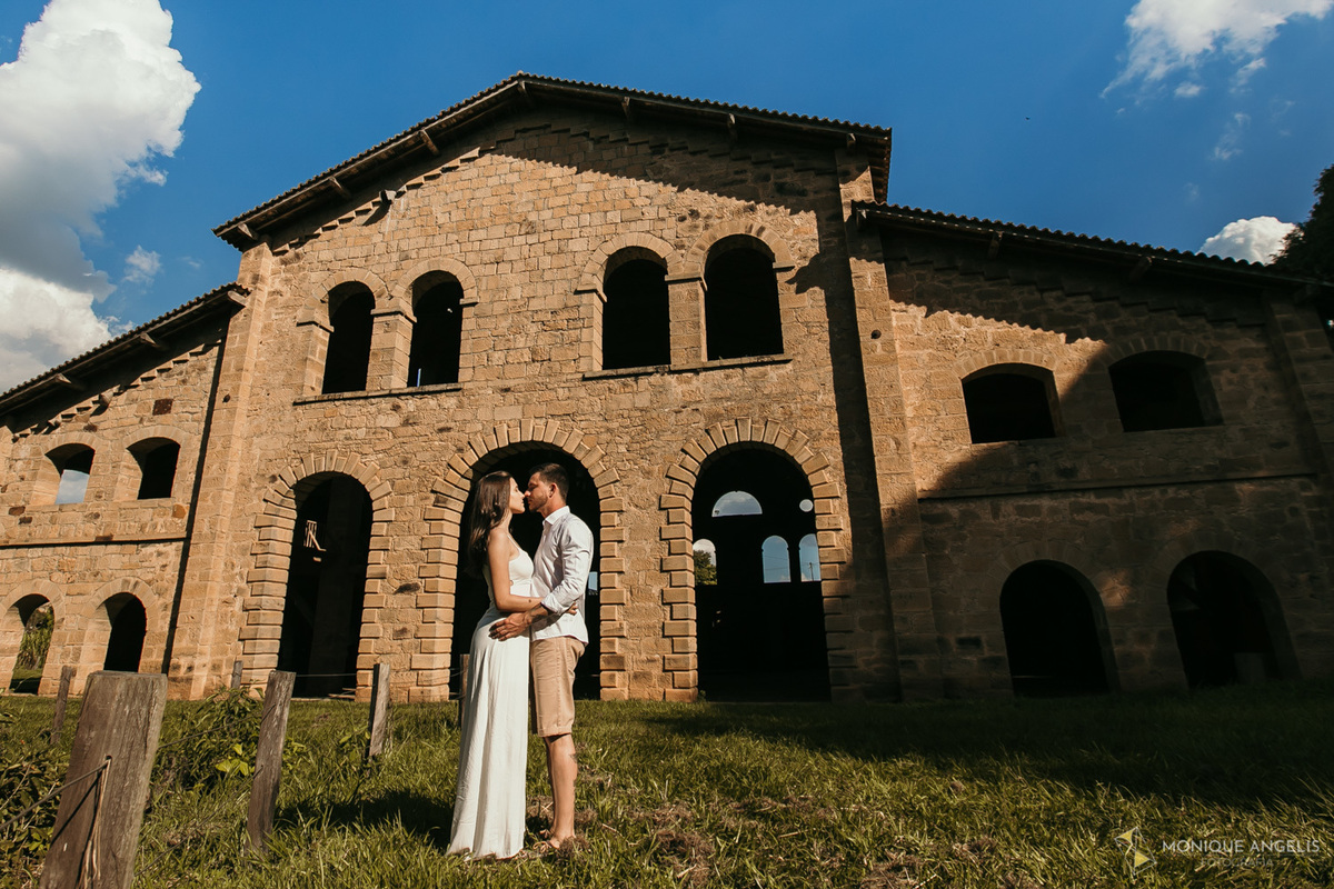 Ensaio Pré Wedding na Fazenda Ipanema em Iperó SP. Casal de Noivos trocando beijos em frente ao salão