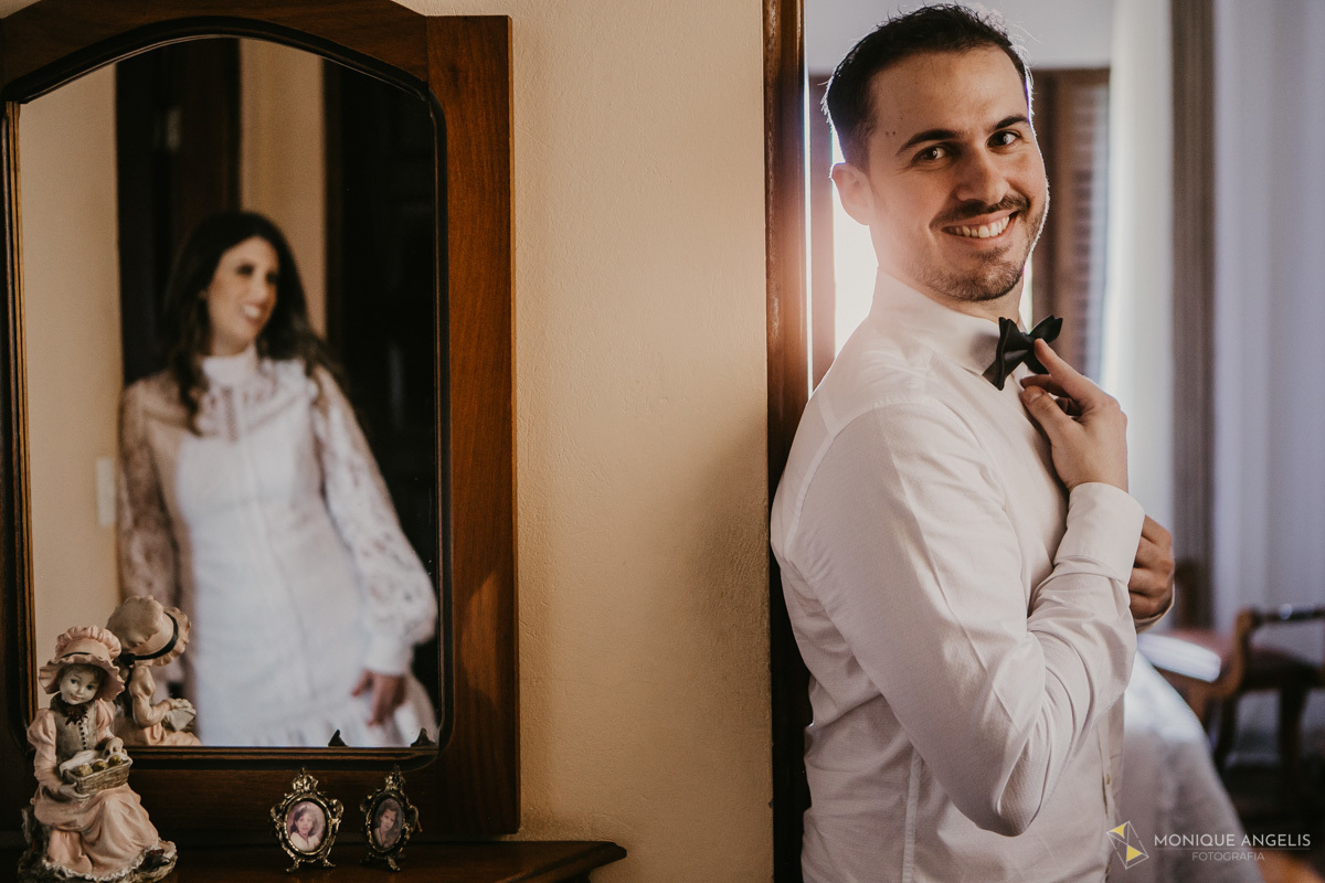 Noiva observando o noivo no making of antes da cerimônia de casamento