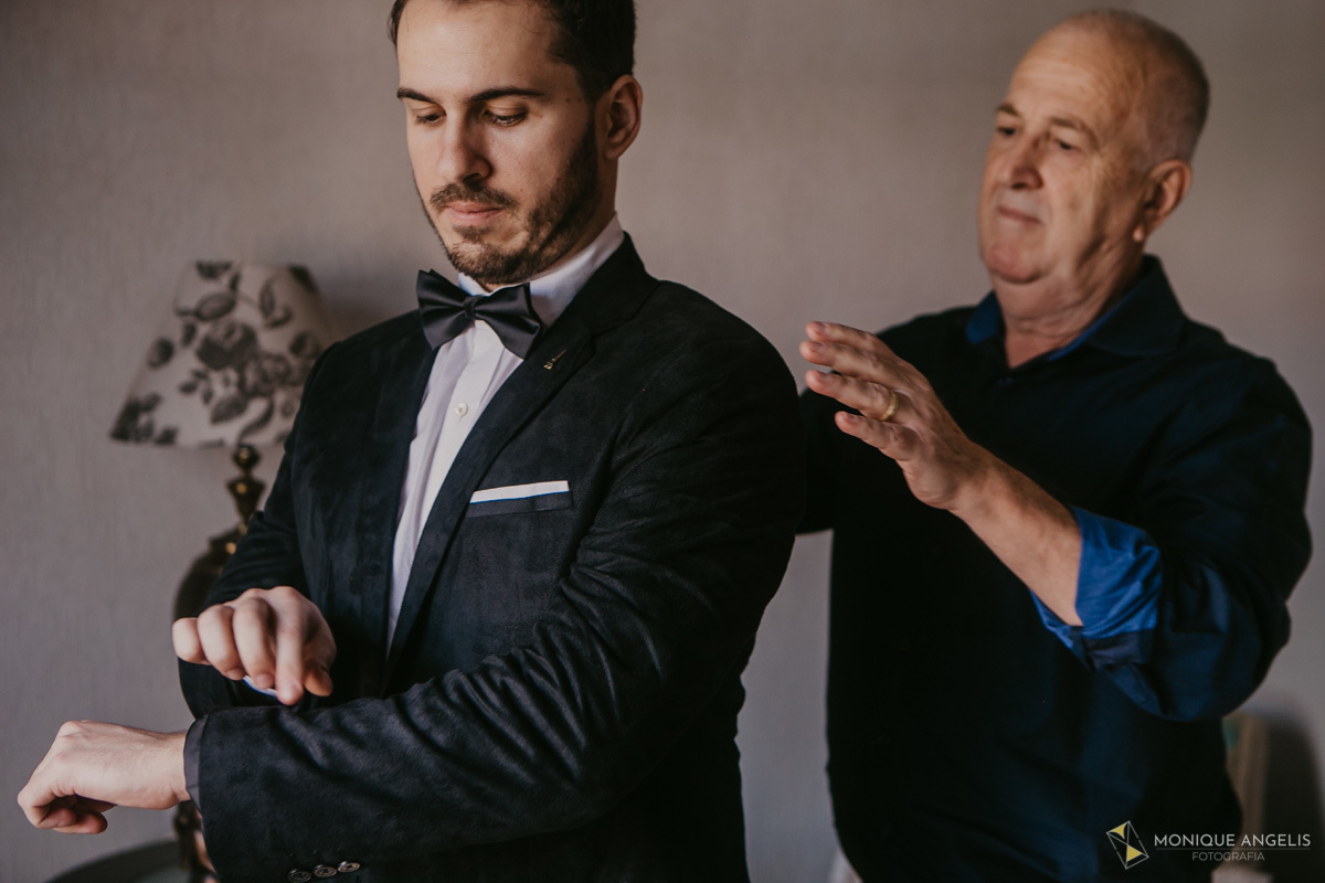 Pai do Noivo ajudando a colocar o palito antes da cerimônia de casamento