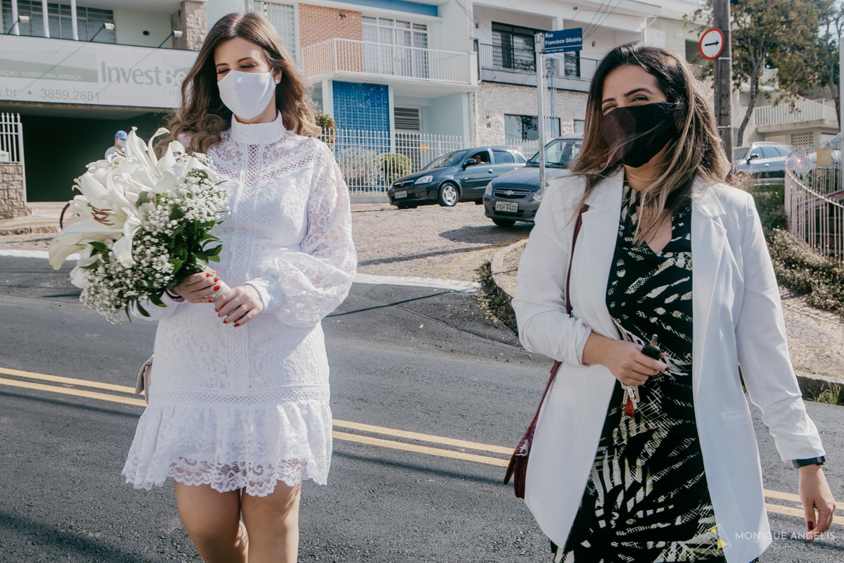 Noiva a caminho da cerimônia civil de casamento