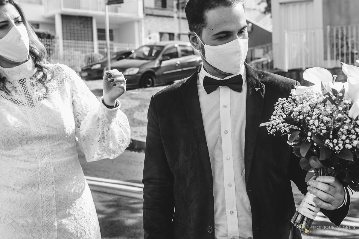 Noivo observando o buquê antes da cerimônia civil de Casamento em Valinhos SP