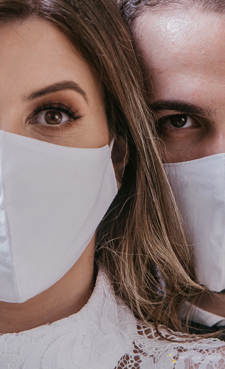 Foto casal de noivos de máscaras antes da cerimônia civil de Casamento em Valinhos SP