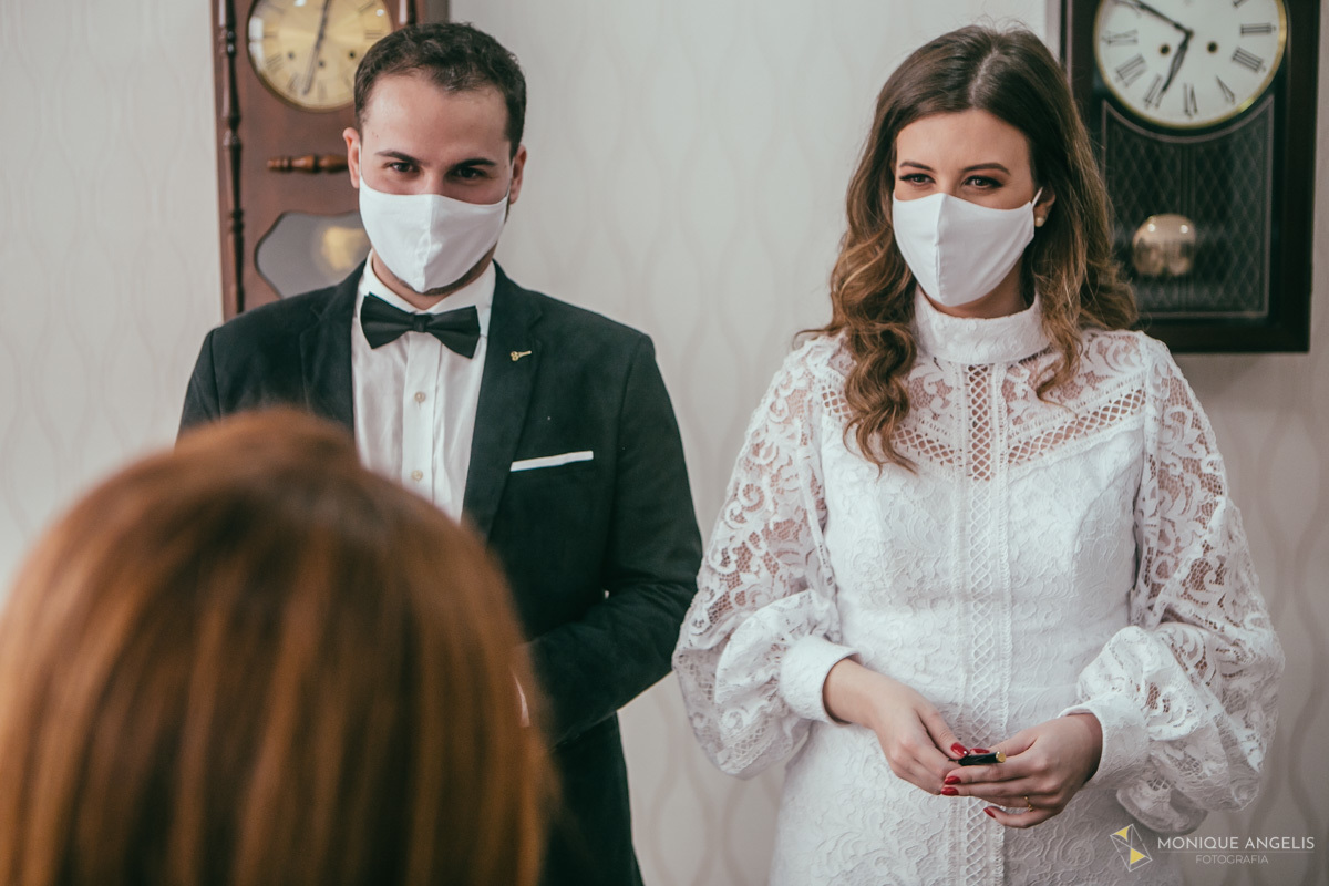 Casal de noivos juntos na cerimônia civil de Casamento em Valinhos SP