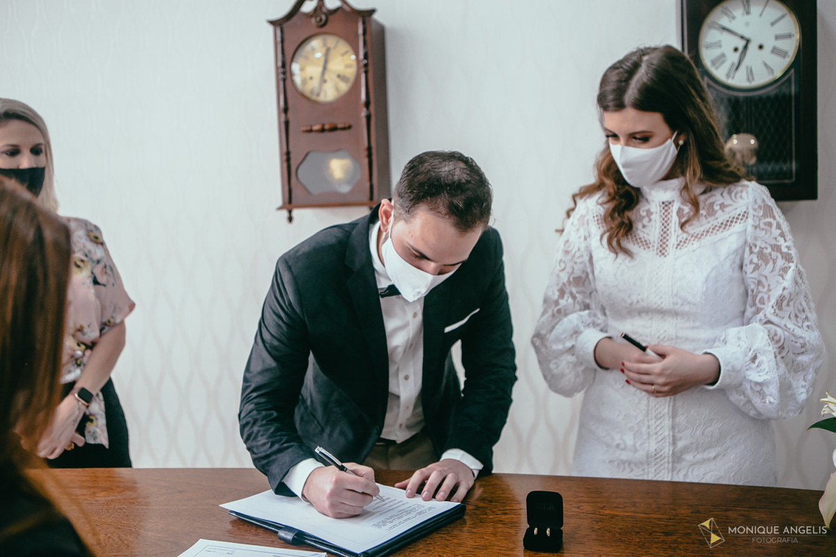 Noivo assina certidão de casamento na cerimônia civil de Casamento em Valinhos SP