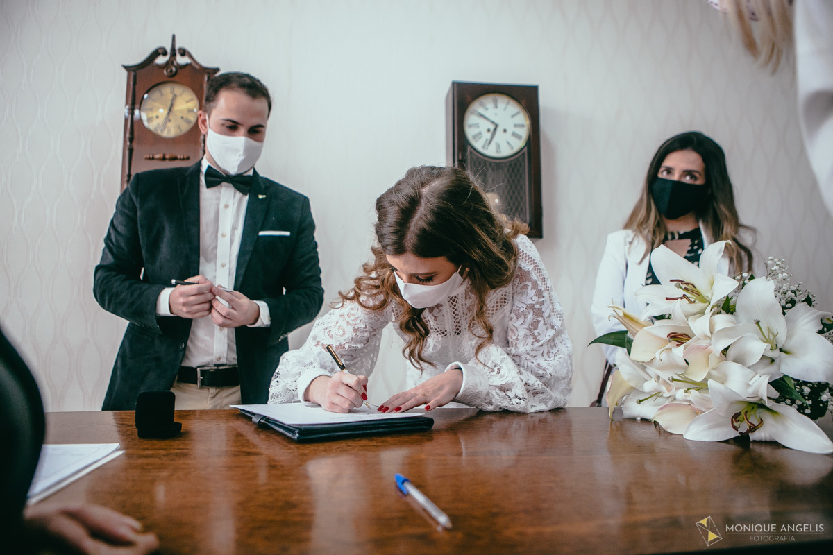 noiva assina certidão na cerimônia civil de Casamento em Valinhos SP