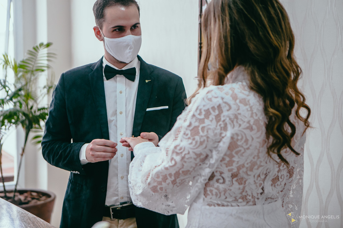 Noivo troca a aliança com a noiva na cerimônia civil de Casamento em Valinhos SP