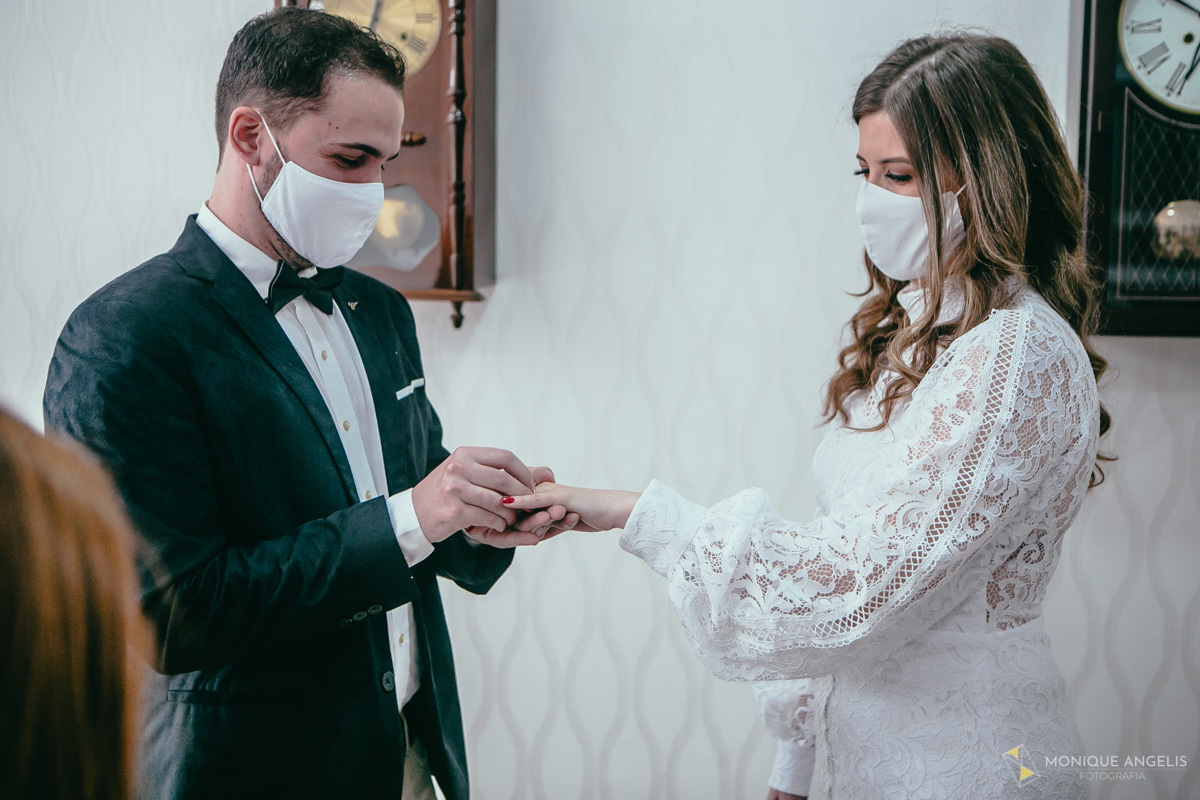 Noivo coloca aliança na mão da noiva na cerimônia civil de Casamento em Valinhos SP