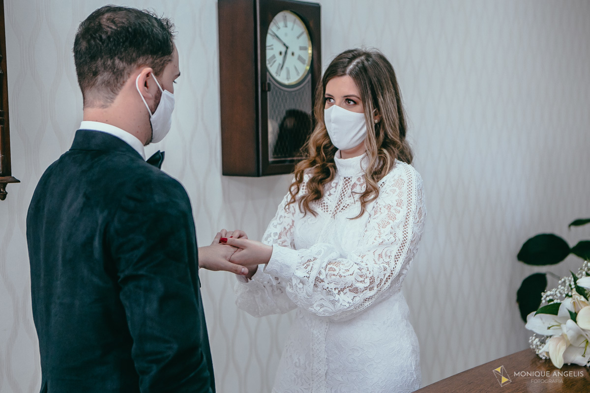 Noiva troca de aliança na cerimônia civil de Casamento em Valinhos SP