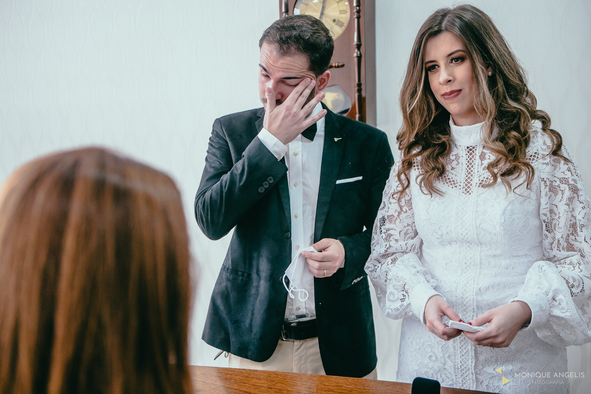 Casal de noivos emocionados durante cerimônia civil de Casamento em Valinhos SP