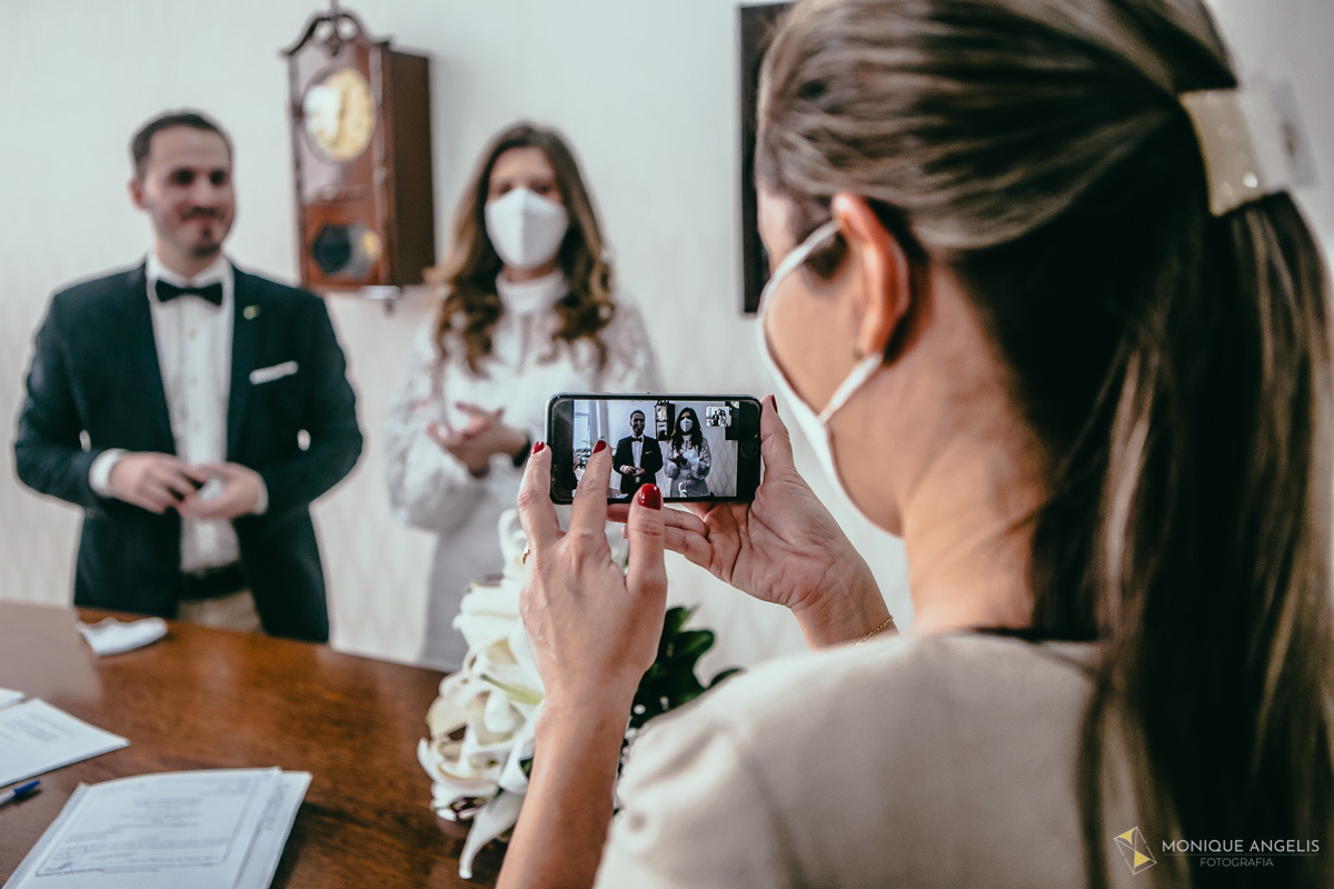Familiares e amigos acompanhando a cerimônia civil de Casamento em Valinhos SP pela internet