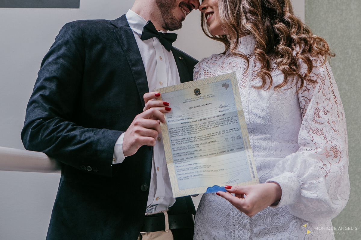 Casal de noivos exibem a certidão de casamento após a cerimônia civil de Casamento em Valinhos SP