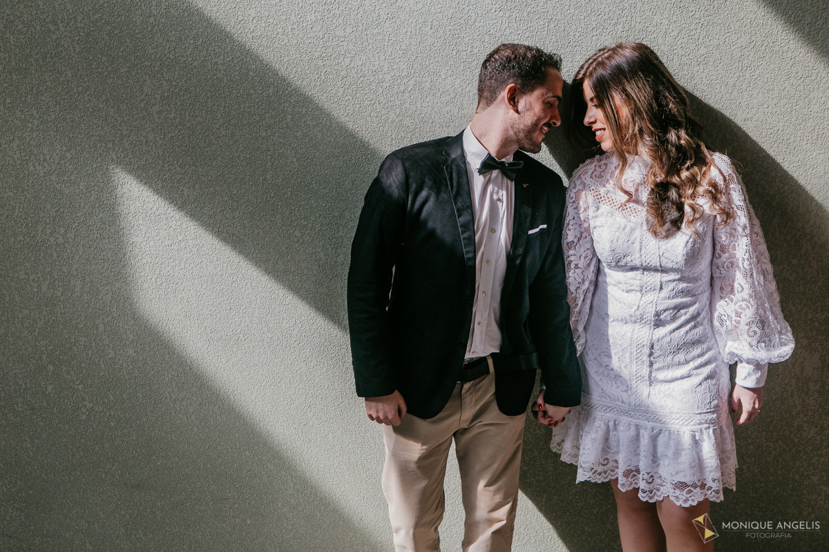 Casal de noivos posam para fotos após a cerimônia civil de Casamento em Valinhos SP