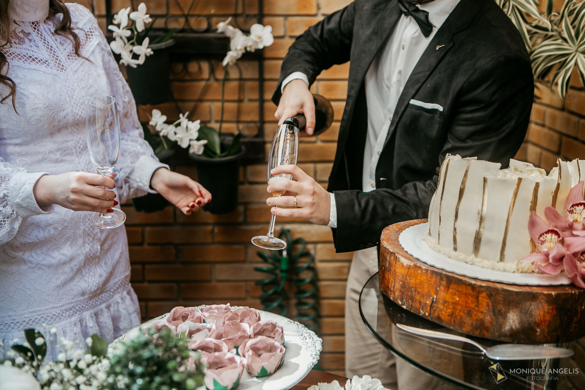 Noivo servindo champanhe para a noiva na recepção do casamento Civil em Valinhos SP
