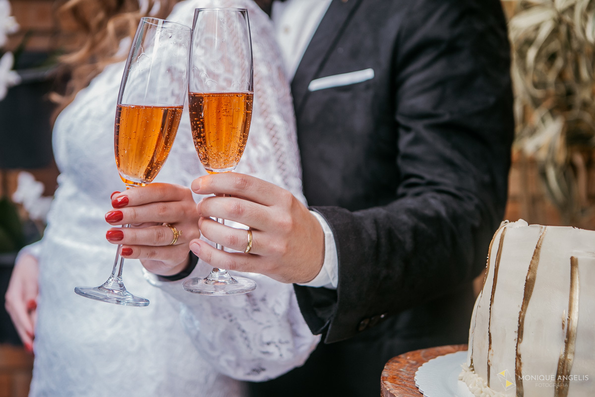 casal de noivos brindam na recepção do casamento Civil em Valinhos SP