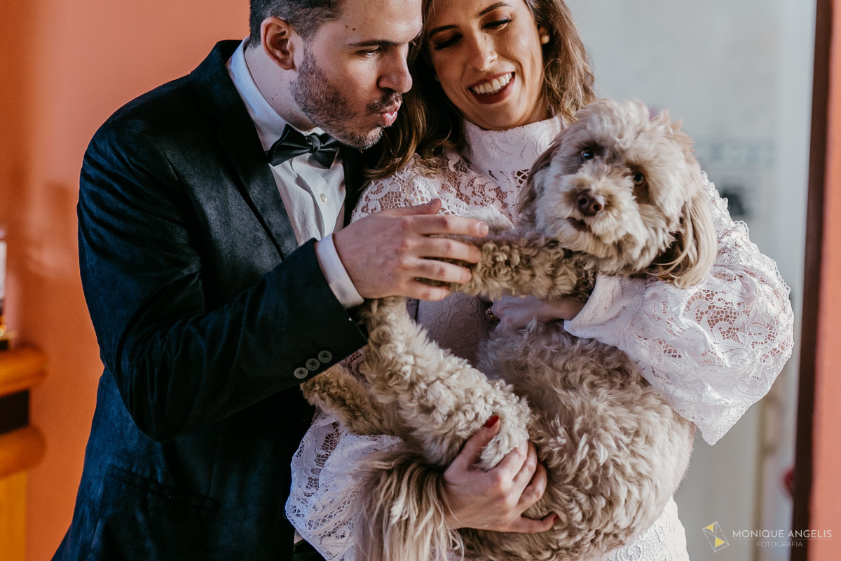 Casal de noivos brincam com o cachorrinho de estimação na recepção do casamento Civil em Valinhos SP