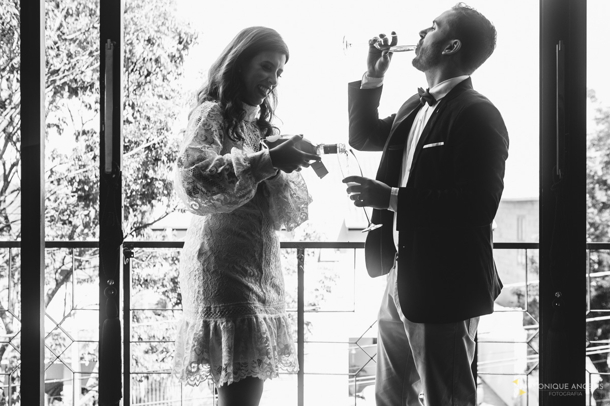 Casal de noivos brindam na recepção do casamento Civil em Valinhos SP