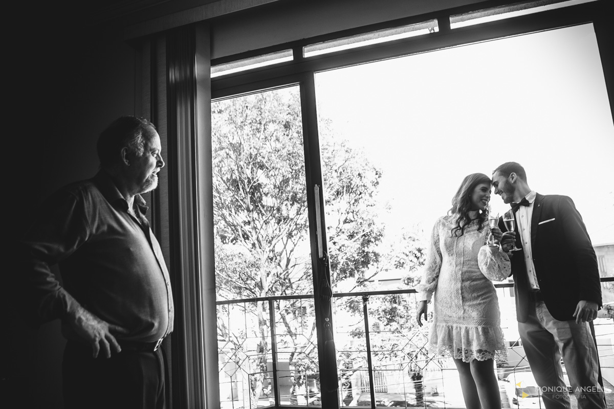 Casal de noivos bridam aos olhares do pai da noiva na recepção do casamento Civil em Valinhos SP