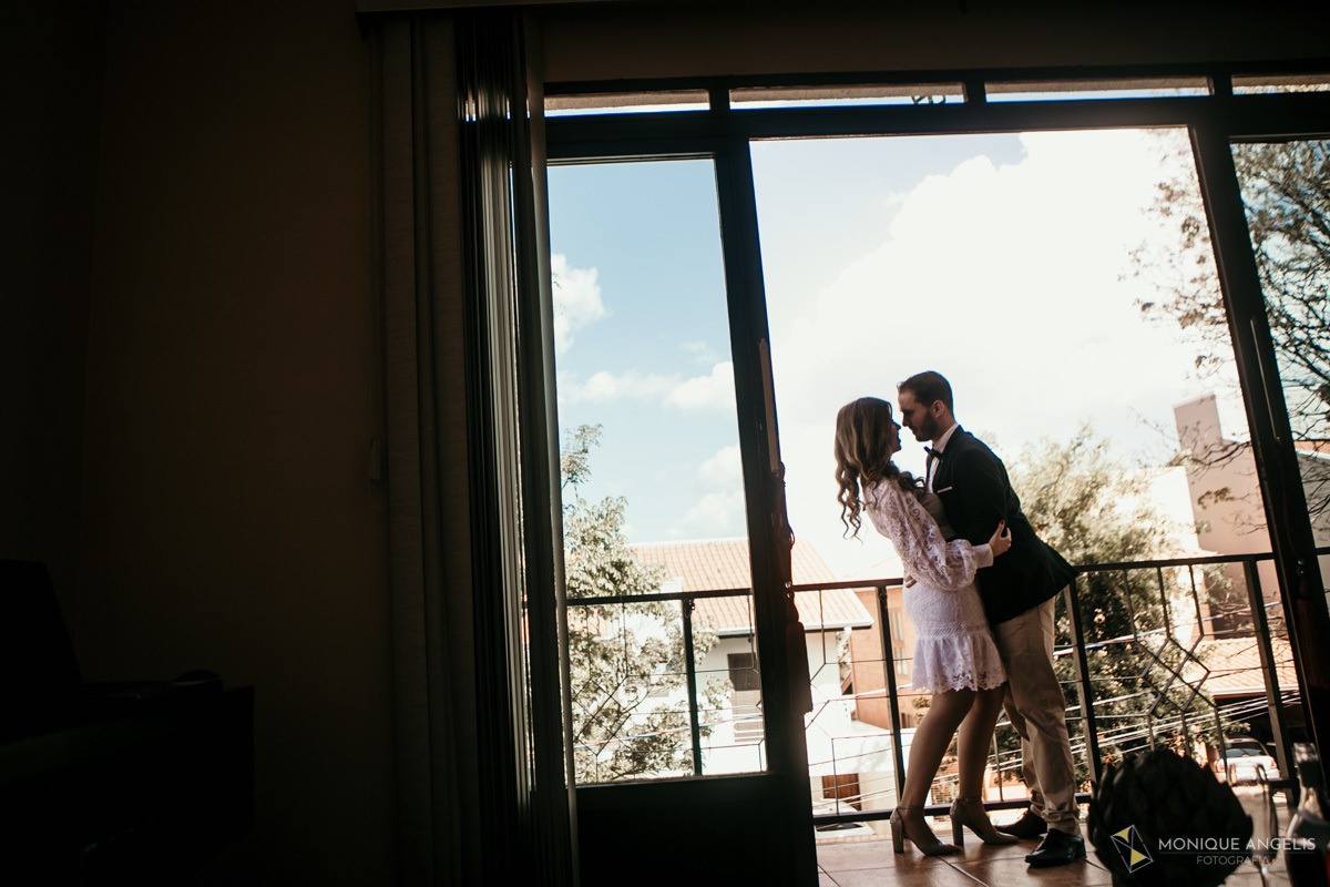 O beijo do casal de noivos na recepção do casamento Civil em Valinhos SP