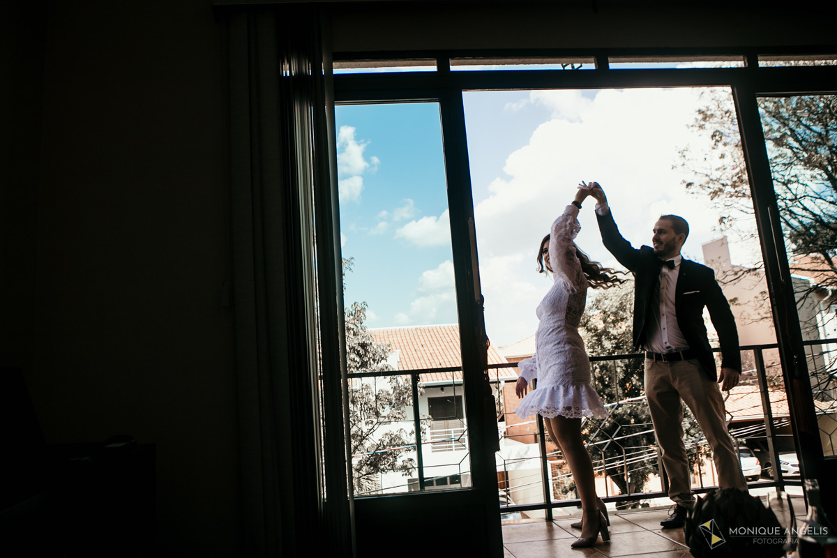 casal de noivos dançam na na recepção do casamento Civil em Valinhos SP