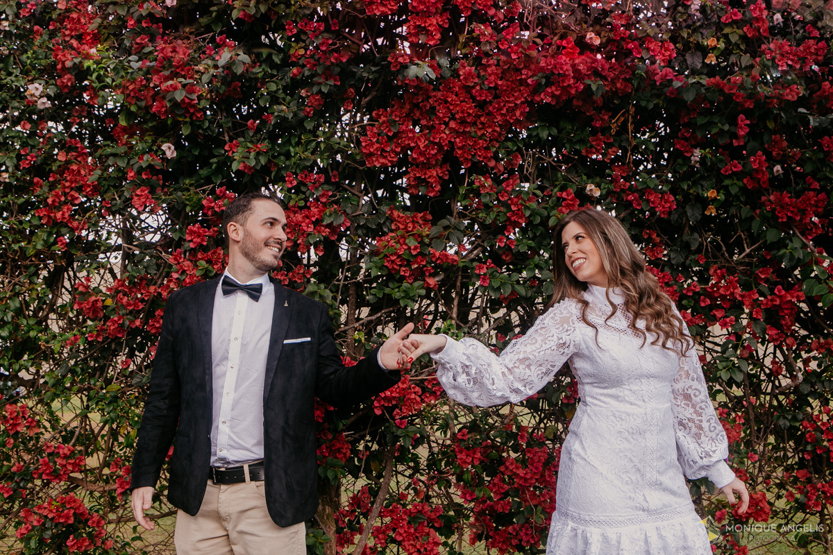 casal de noivos de mãos dadas durante ensaio fotográfico após cerimônia de casamento civil em Valinhos SP