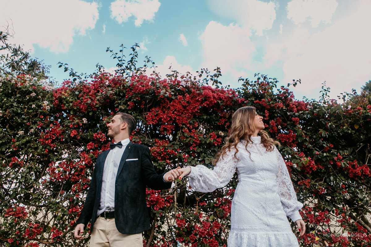 Casal de noivos de mãos dadas e olhares opostos durante ensaio fotográfico após cerimônia de casamento Civil em Valinhos SP