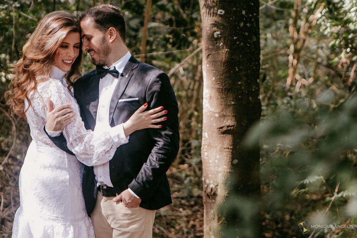Noivos juntos e abraçados durante ensaio fotográfico após cerimônia de casamento em Valinhos SP