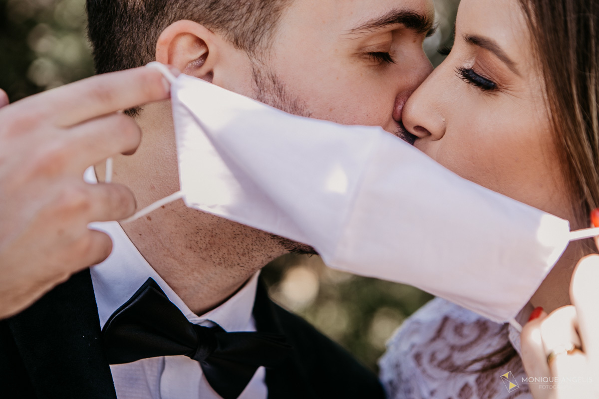 Casal de noivos se beijam por trás da máscara durante ensaio fotográfico em Valinhos SP