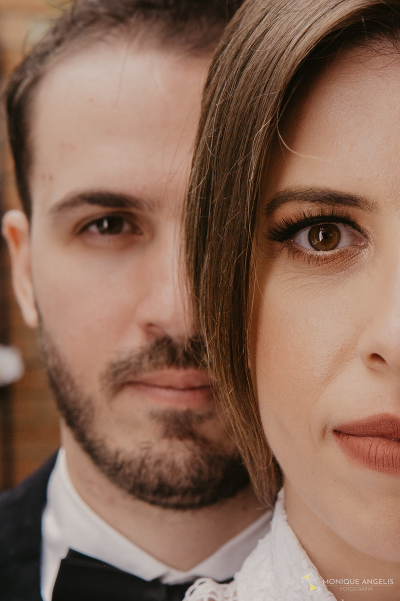 Olhares do casal de noivos durante ensaio fotográfico no casamento civil em Valinhos SP