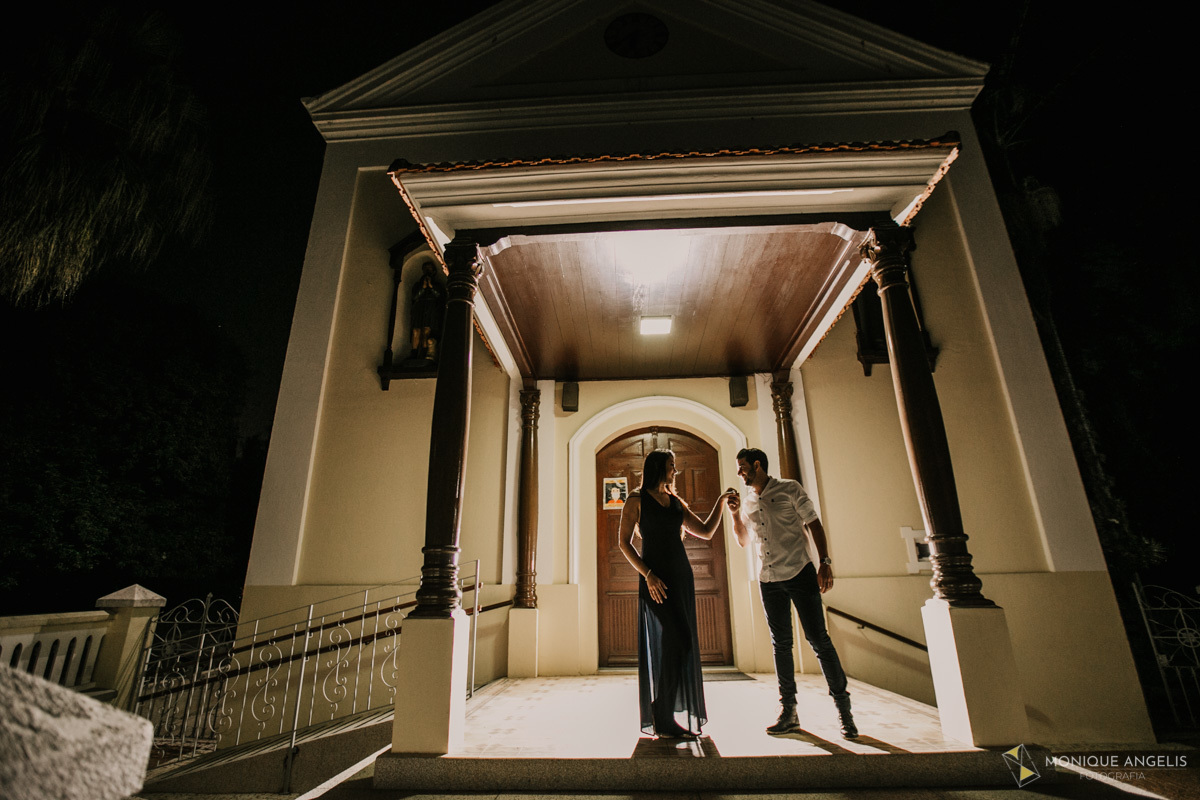 Casal de Noivos de mãos dadas em frente a Igreja do Helvétia em Indaiatuba