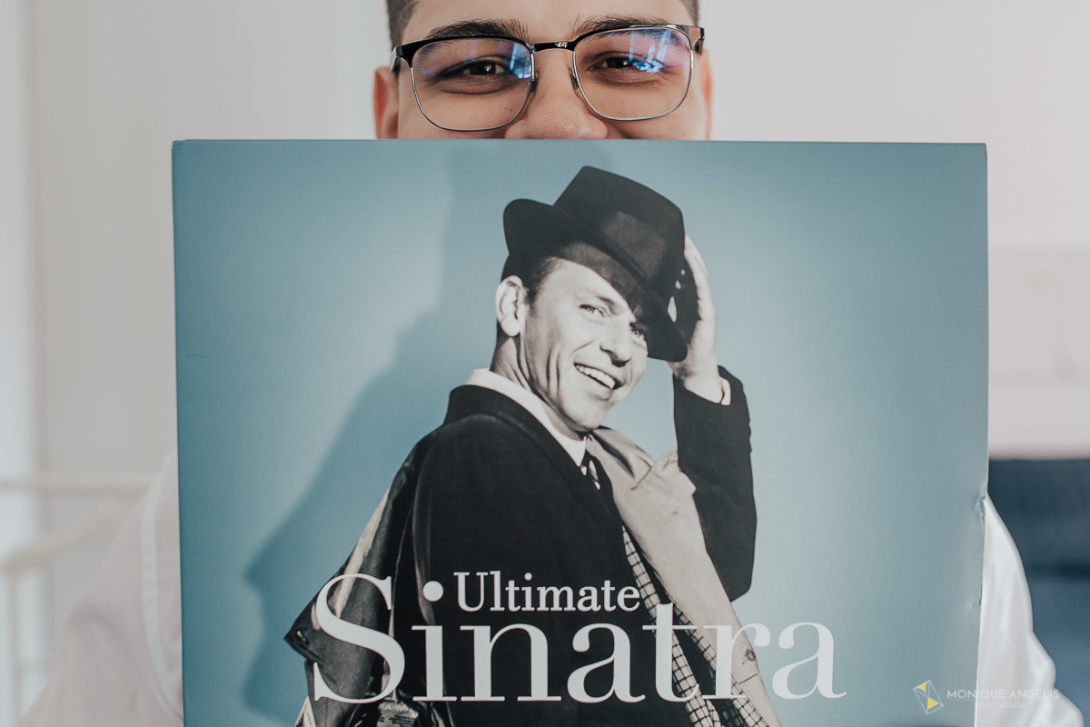 Noivo exibindo presente da Noiva - Espaço Supremo - Monique Angelis Fotografia