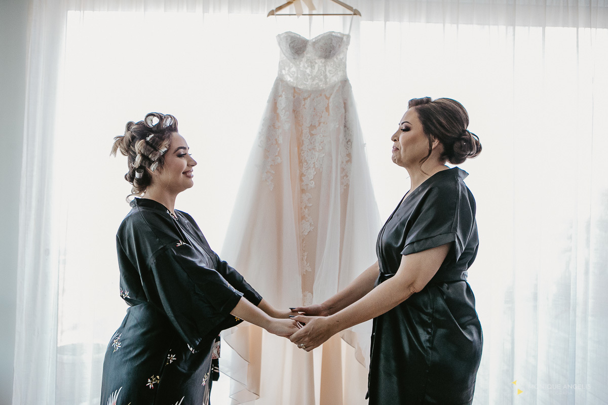 Noiva e Mãe da Noiva no Making of em frente ao vestido - Espaço Supremo - Monique Angelis Fotografia