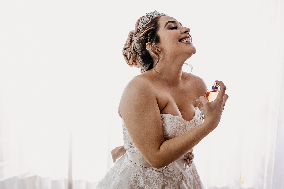 Noiva passando perfume antes de ir para a cerimônia de casamento - Espaço Supremo - Monique Angelis Fotografia