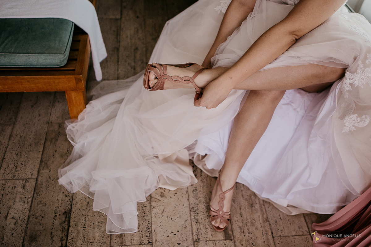 Noiva colocando os sapatos antes da cerimônia de casamento - Espaço Supremo - Monique Angelis Fotografia