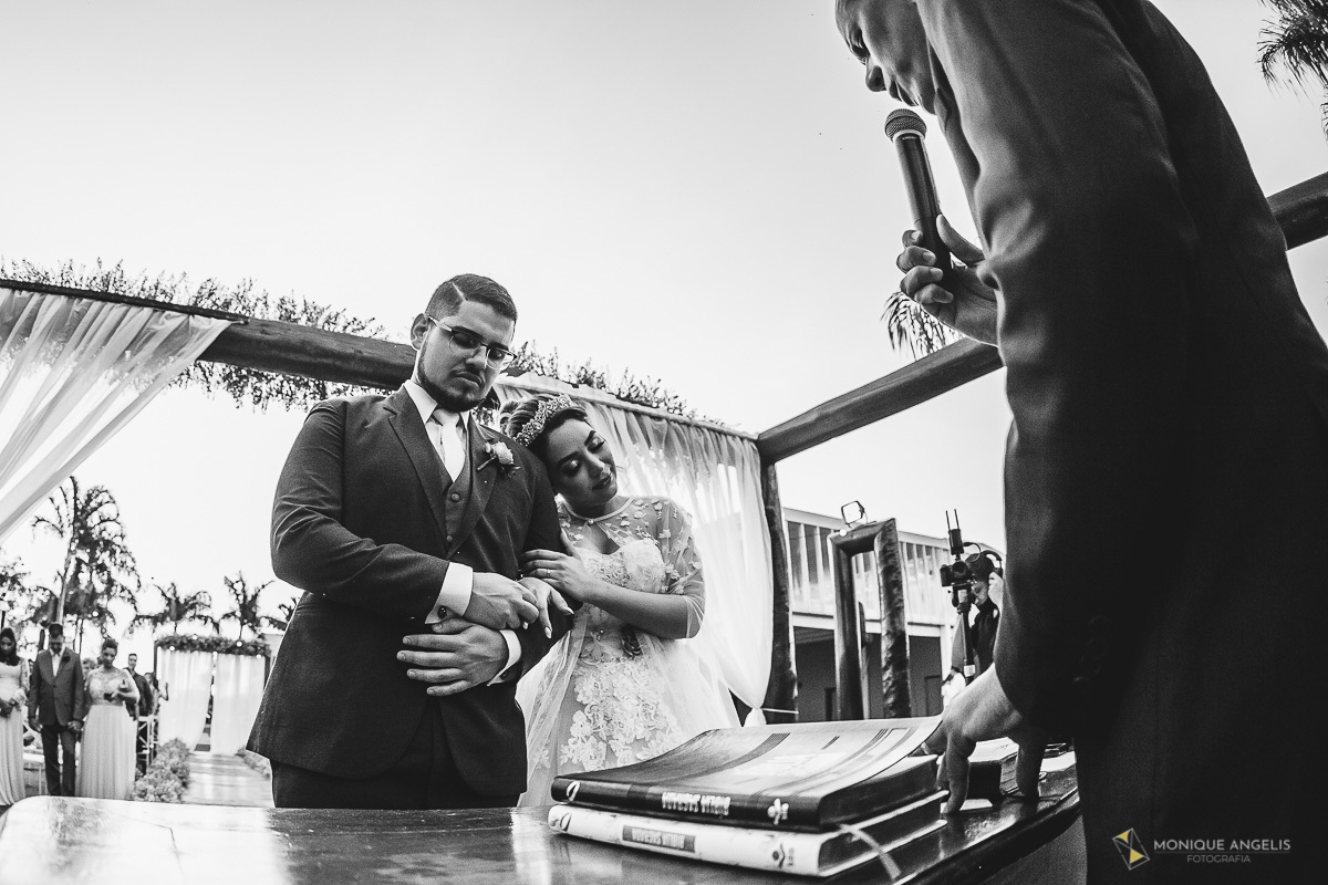 Casal de noivos trocam carinhos altar durante cerimônia de casamento - Espaço Supremo - Monique Angelis Fotografia