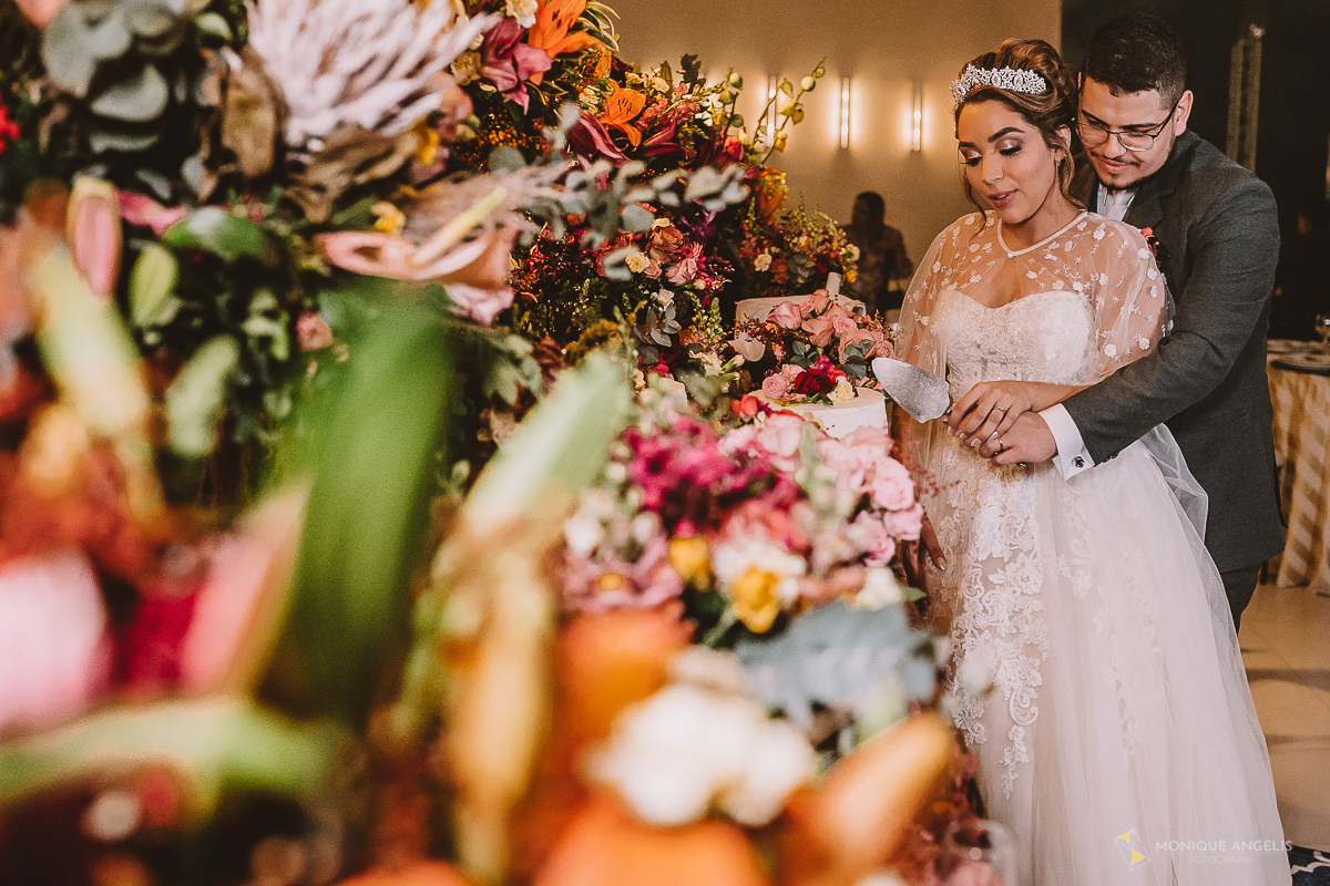 O corte de bolo durante festa de casamento - Espaço Supremo - Monique Angelis Fotografia