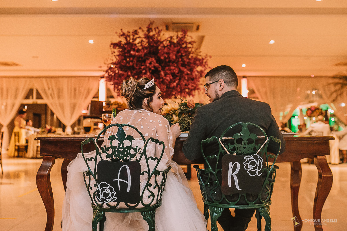 casal de noivos conversando durante jantar - Espaço Supremo - Monique Angelis Fotografia