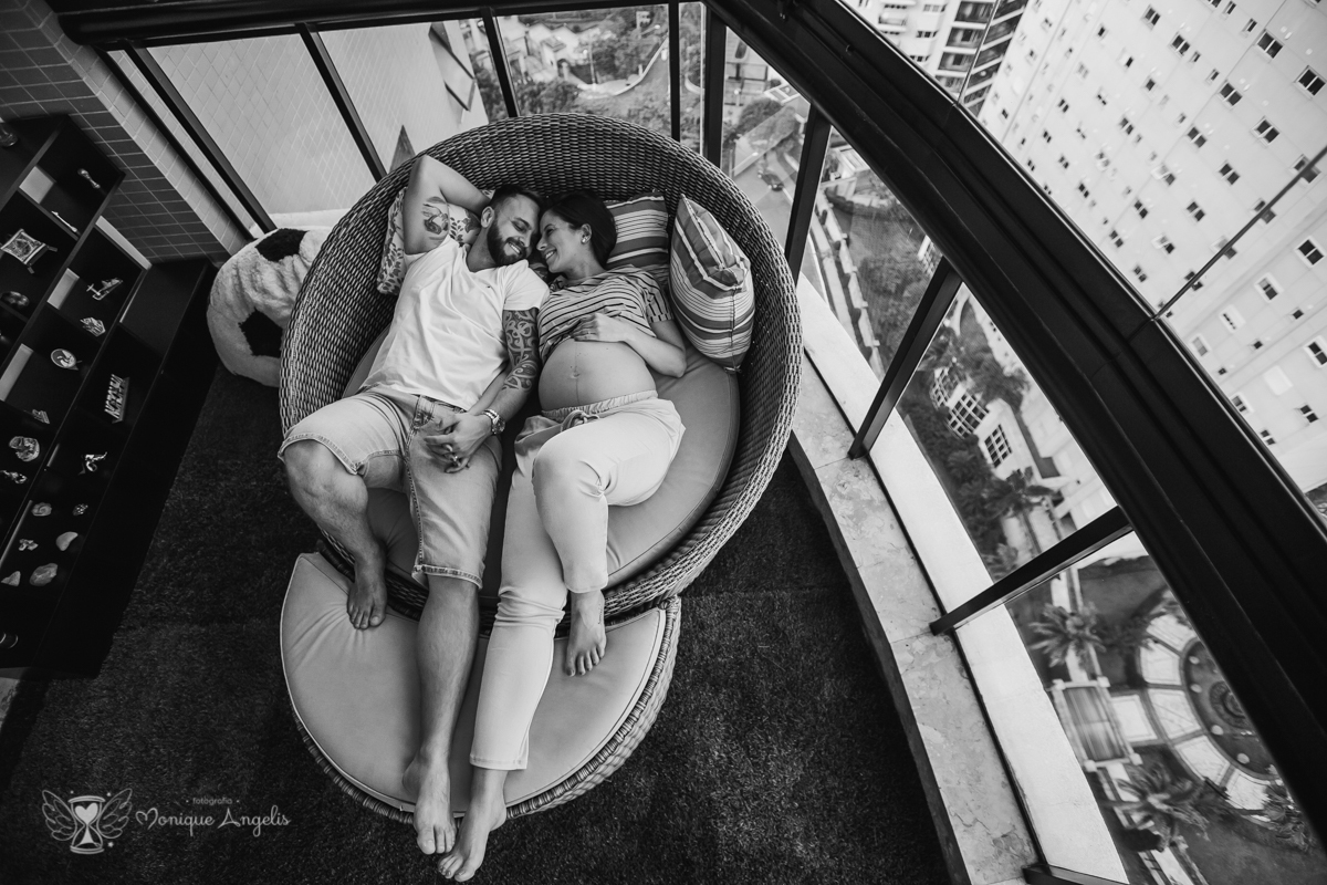 Ensaio gestante realizado em São Paulo SP - Casal deitado no puff
