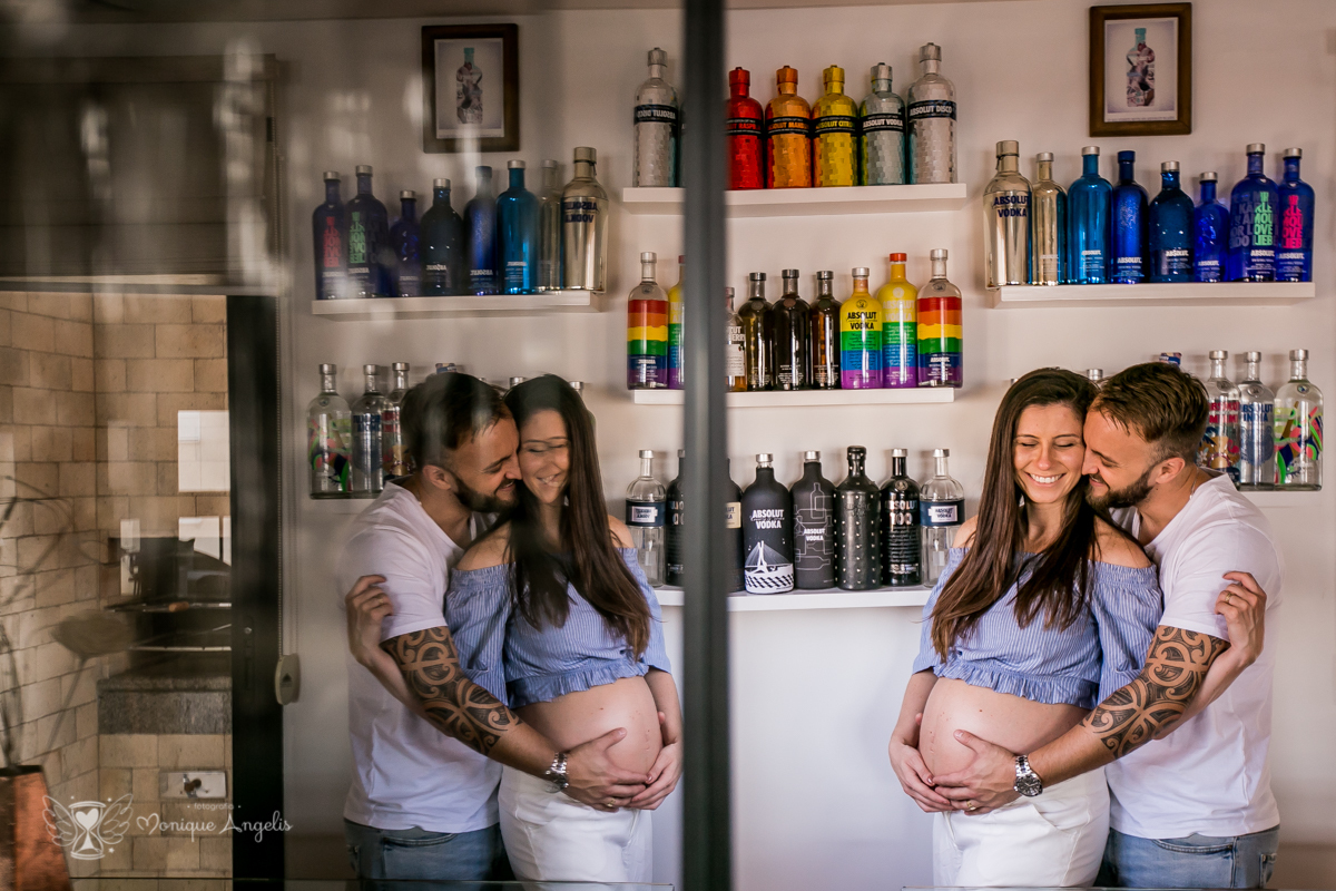 Ensaio gestante realizado em São Paulo SP - casal de grávidos abraçados