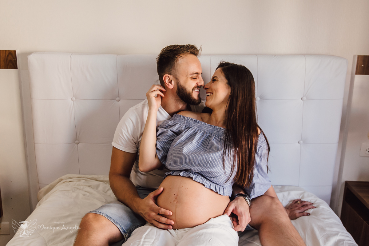 Ensaio gestante realizado em São Paulo SP - casal de gravidos na cama