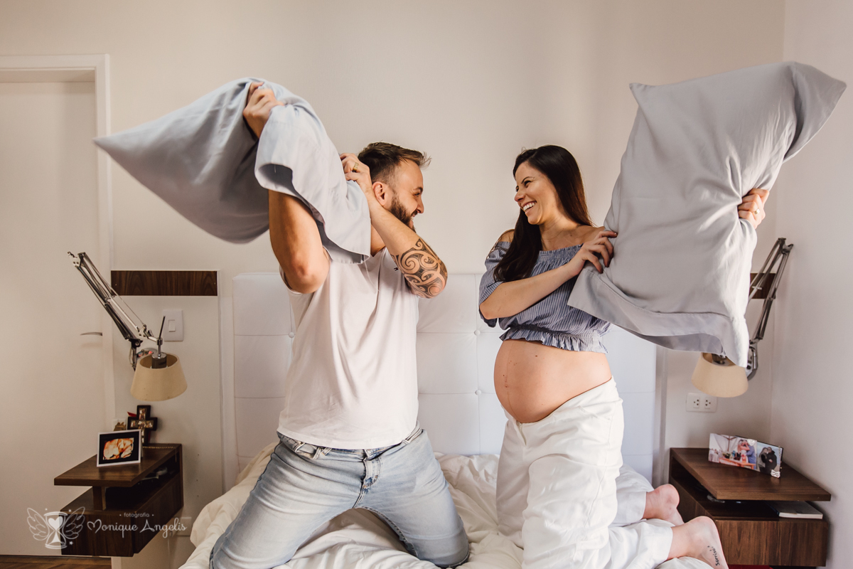 Ensaio gestante realizado em São Paulo SP - casal de gravidos brincando de guerra de travesseiro