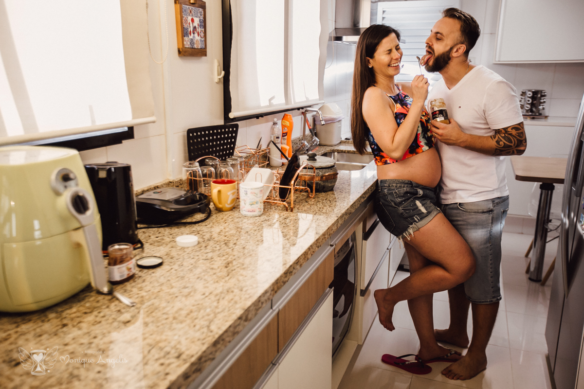 Ensaio gestante realizado em São Paulo SP - casal de gestante brincando com nutela na cozinha