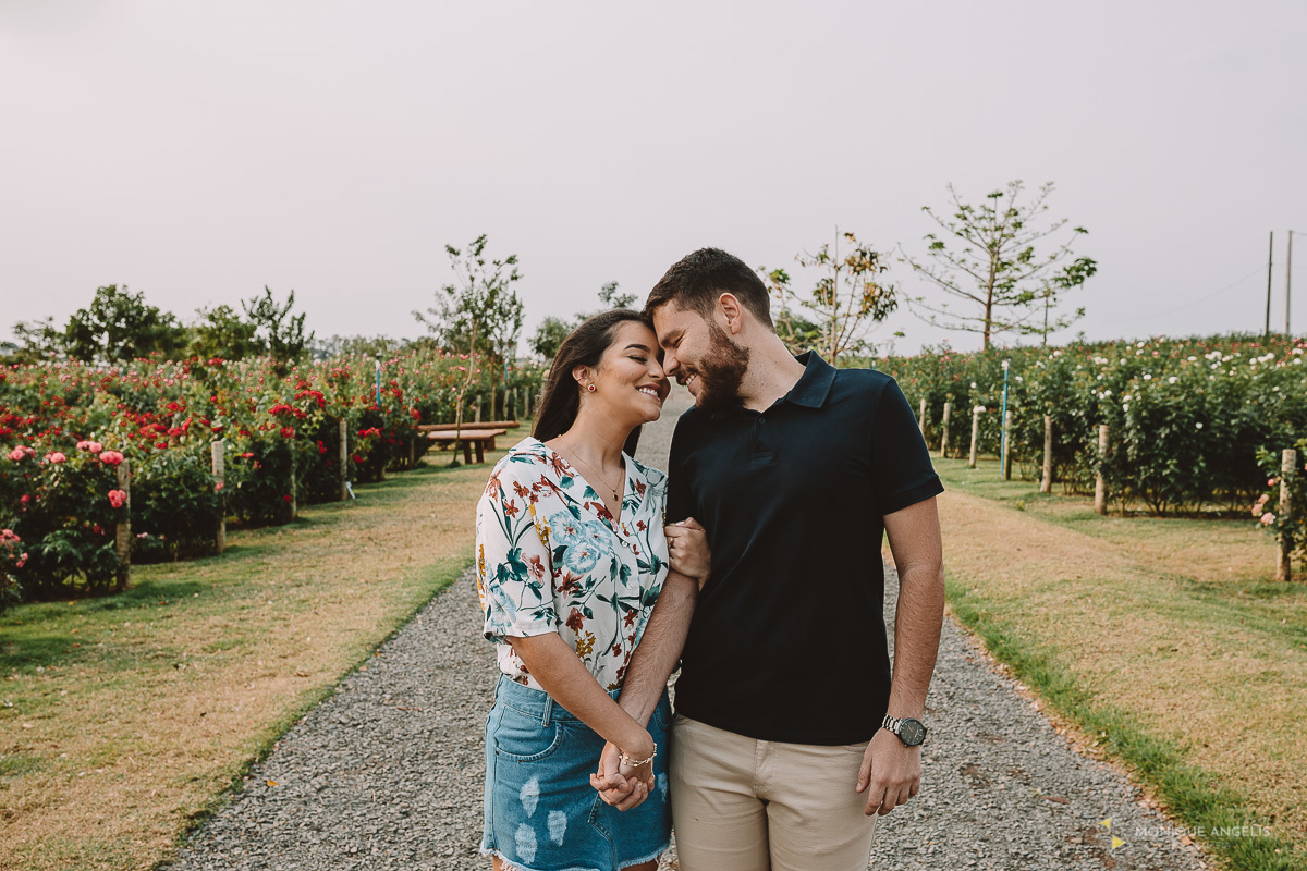 Casal de Noivos caminhando entre rosas em Holambra SP - Por Monique Angelis