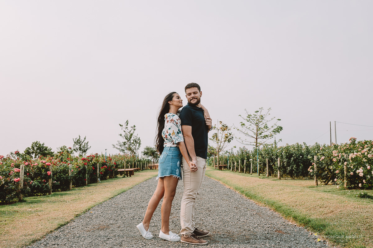 Casal de noivos abraçados entre rosas em Holambra SP - Por Monique Angelis