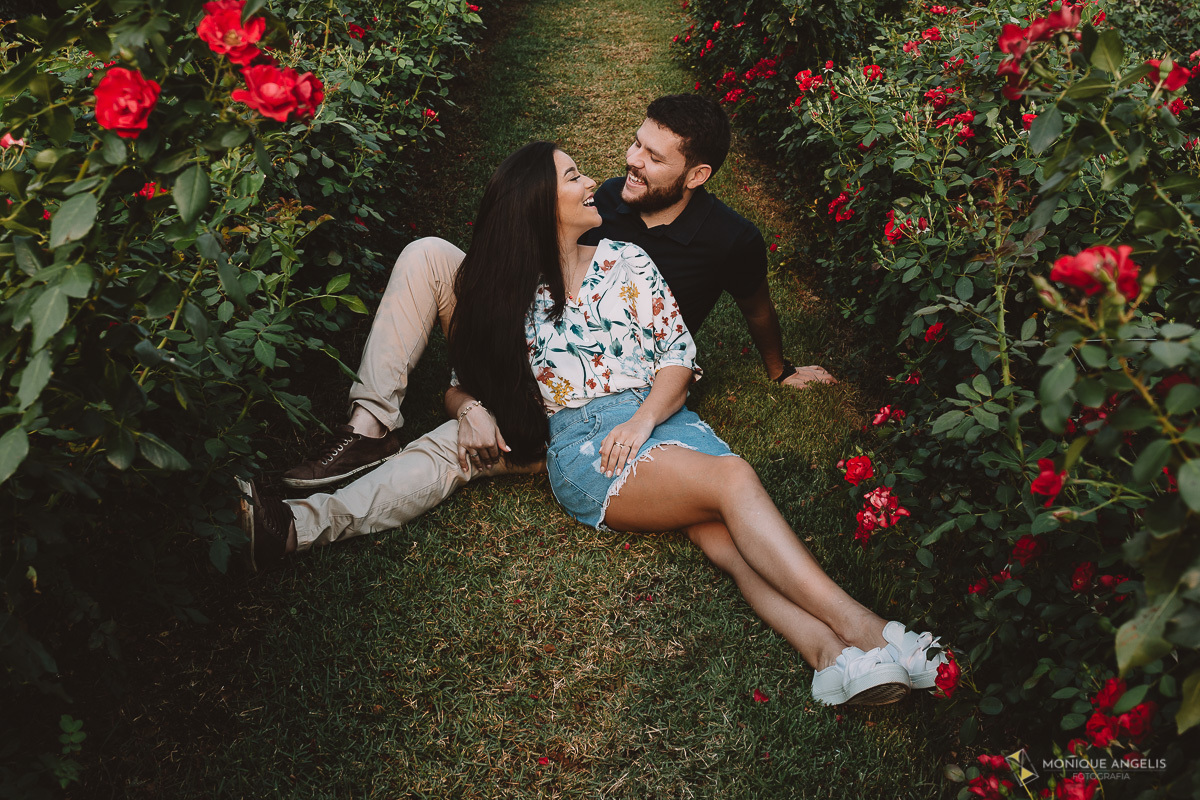 Casal de Noivos deitado no chão entre roseiras em Holambra SP - Por Monique Angelis