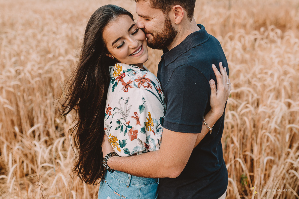 casal de noivos trocando carinho entre plantaçâo de trigo em Holambra SP - Por Monique Angelis