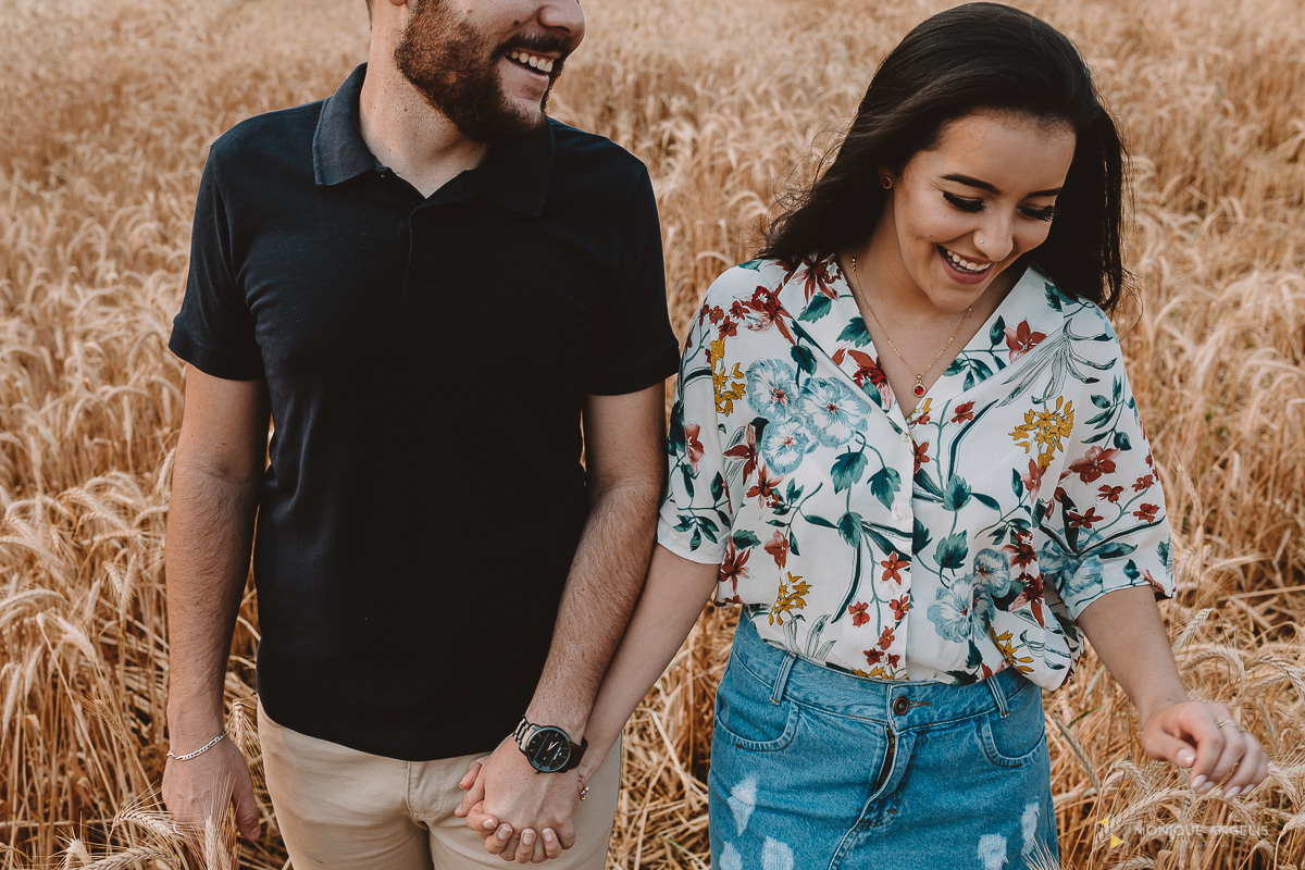 casal de noivos caminhando entre trigo em Holambra SP - Por Monique Angelis