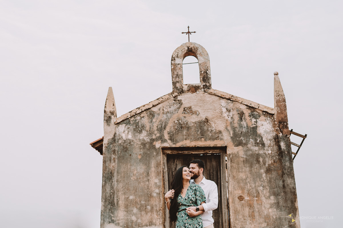 casal de noivos abraçados em frente a uma Igreja Abandonada em Holambra SP - Por Monique Angelis
