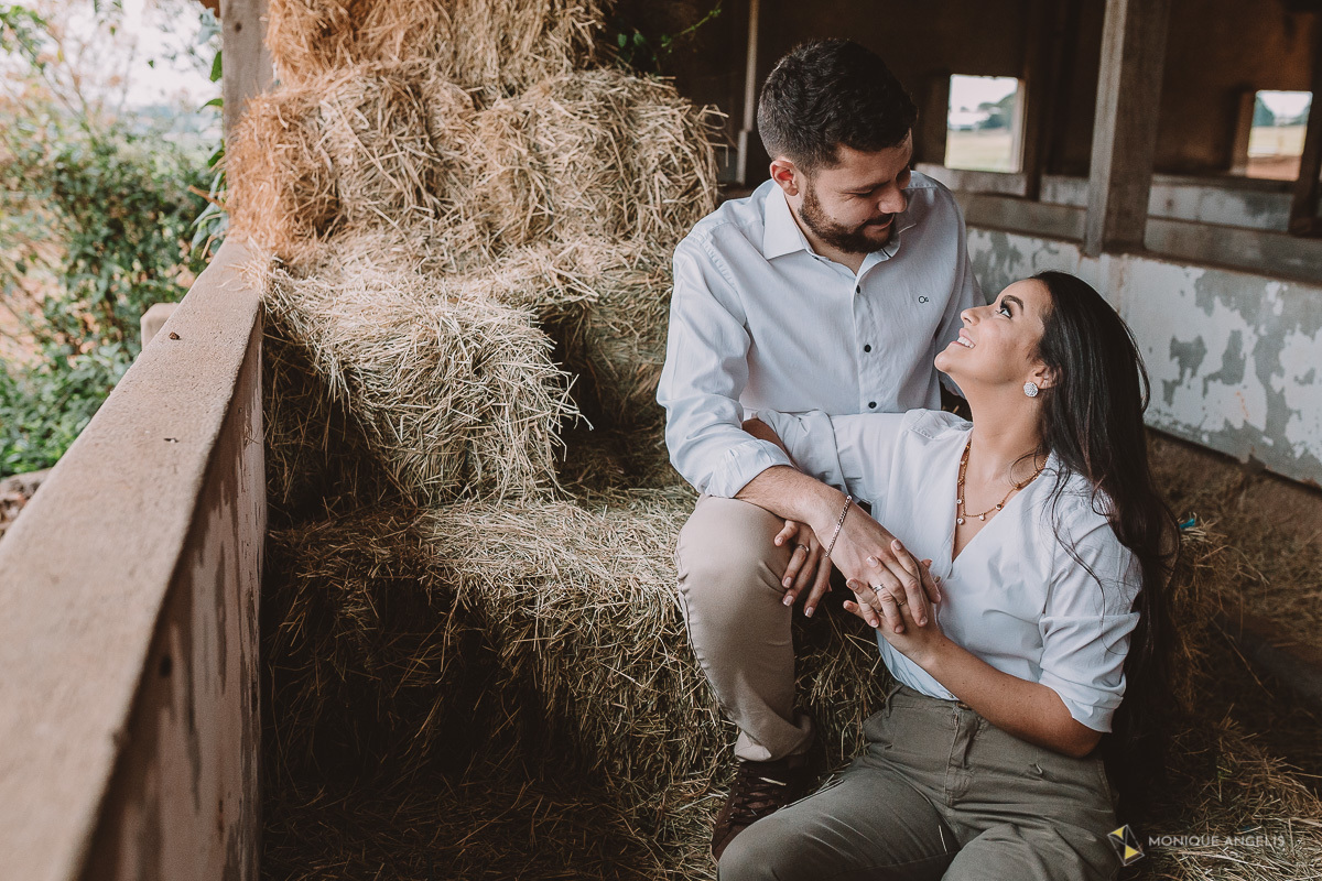 casal de noivos sentados no feno em Holambra SP - Por Monique Angelis