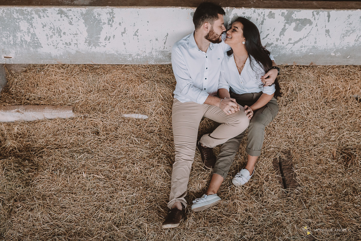 casal de noivos deitados no feno se beijando em Holambra SP - Por Monique Angelis